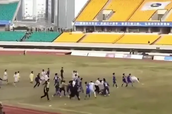 场上斗殴自动禁赛，如何既惩罚又保护球员权益？